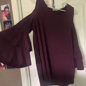 Just selling because i’m ready for new clothes. only wore twice. Super cute!